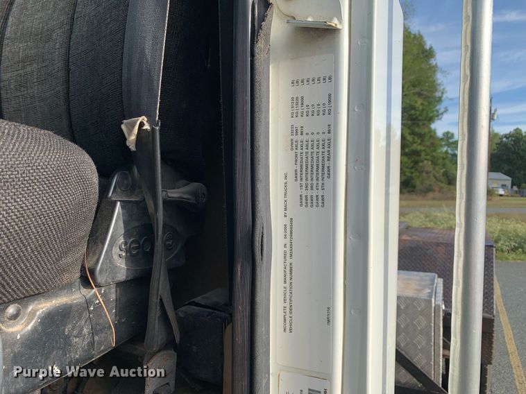 image for item DP8689 2009 Mack GU713  semi truck