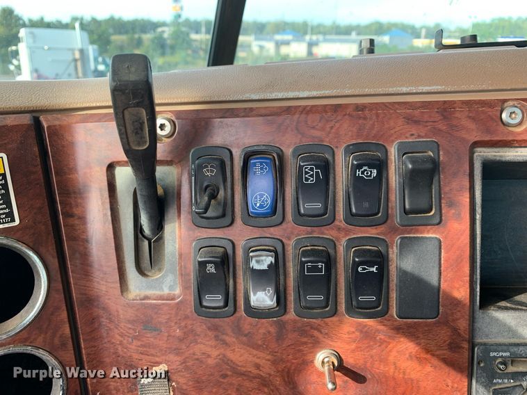 image for item DP8689 2009 Mack GU713  semi truck