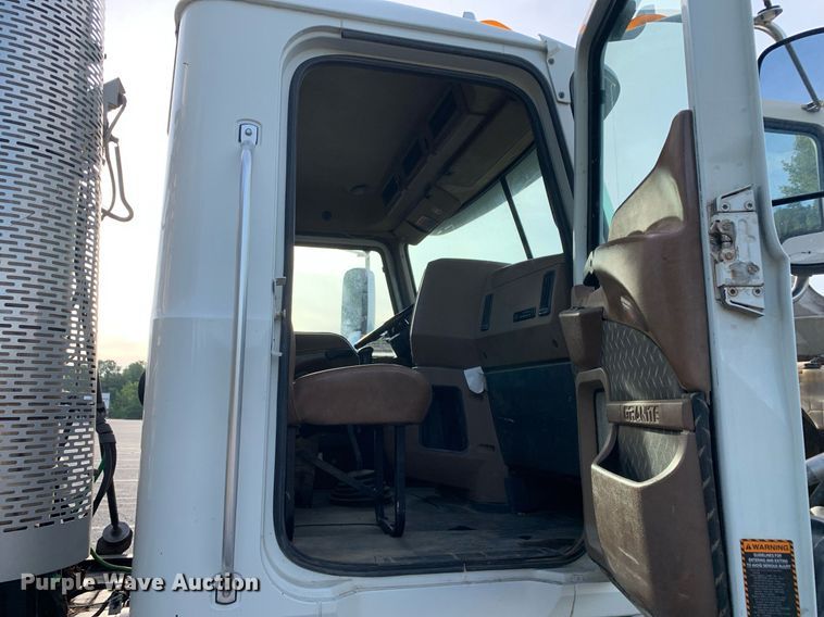 image for item DP8689 2009 Mack GU713  semi truck