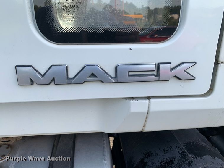 image for item DP8689 2009 Mack GU713  semi truck