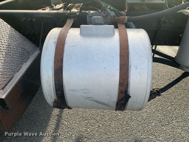 image for item DP8689 2009 Mack GU713  semi truck