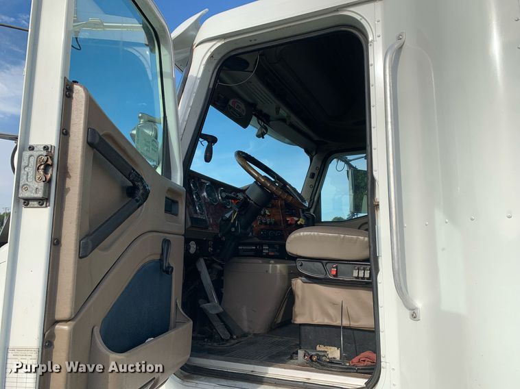 image for item DP8690 2007 International 9200i  semi truck