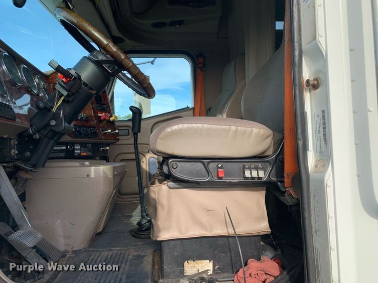 image for item DP8690 2007 International 9200i  semi truck