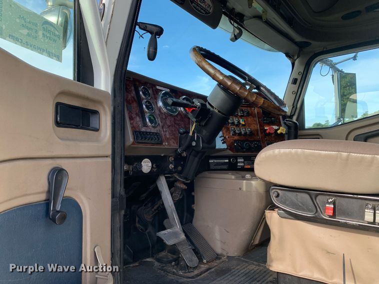 image for item DP8690 2007 International 9200i  semi truck