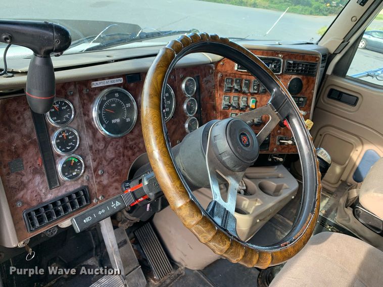 image for item DP8690 2007 International 9200i  semi truck