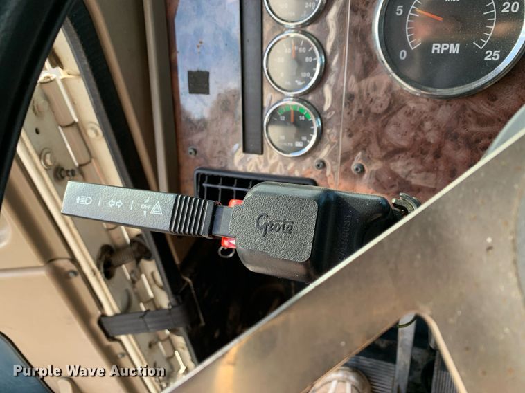 image for item DP8690 2007 International 9200i  semi truck