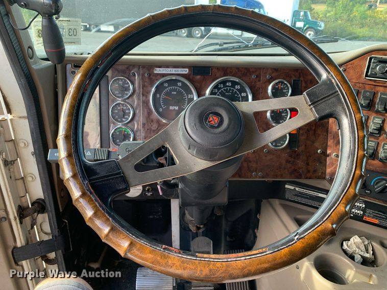 image for item DP8690 2007 International 9200i  semi truck