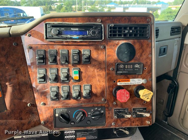 image for item DP8690 2007 International 9200i  semi truck