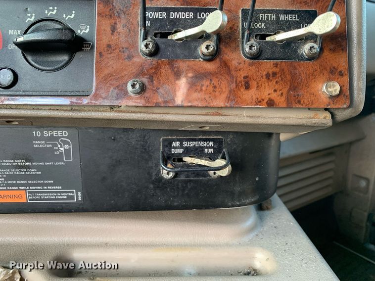 image for item DP8690 2007 International 9200i  semi truck