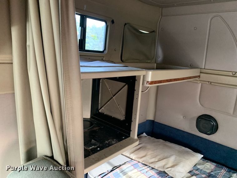 image for item DP8690 2007 International 9200i  semi truck