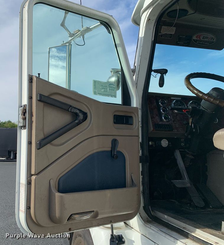 image for item DP8690 2007 International 9200i  semi truck