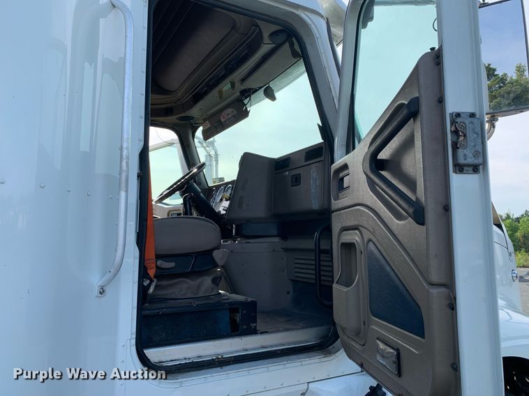 image for item DP8690 2007 International 9200i  semi truck