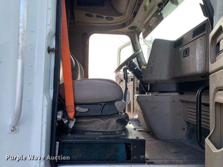 image for item DP8690 2007 International 9200i  semi truck