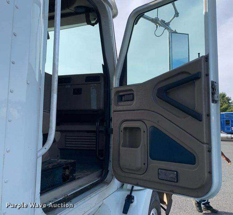 image for item DP8690 2007 International 9200i  semi truck