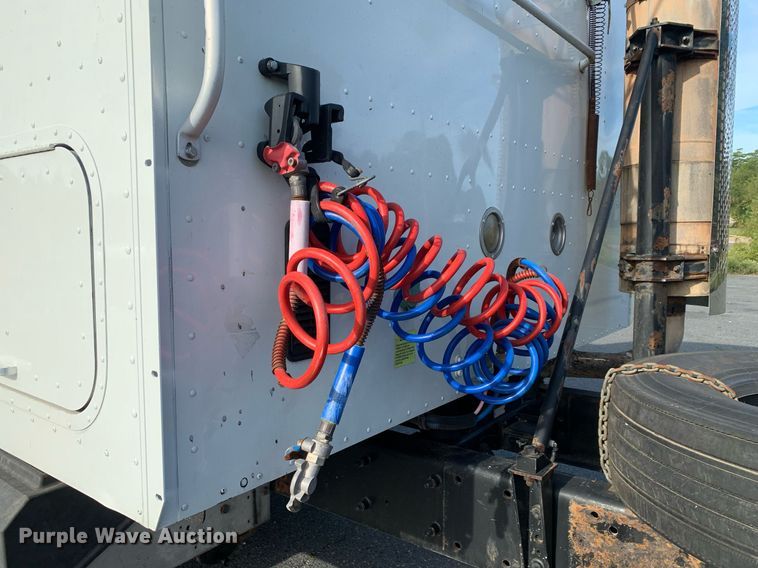 image for item DP8690 2007 International 9200i  semi truck