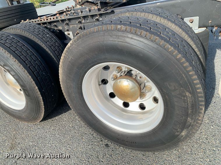 image for item DP8690 2007 International 9200i  semi truck