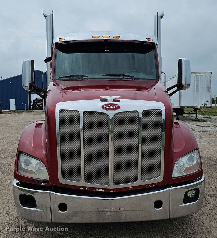 image for item DQ0094 2015 Peterbilt 579  semi truck