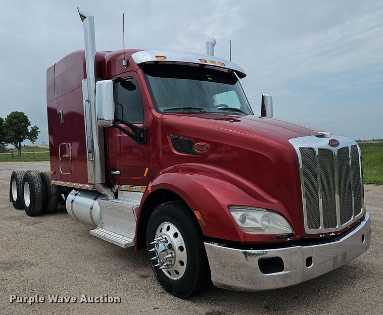 image for item DQ0094 2015 Peterbilt 579  semi truck