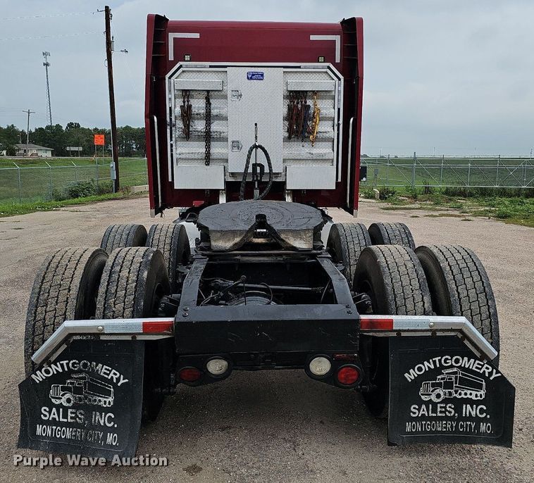 image for item DQ0094 2015 Peterbilt 579  semi truck