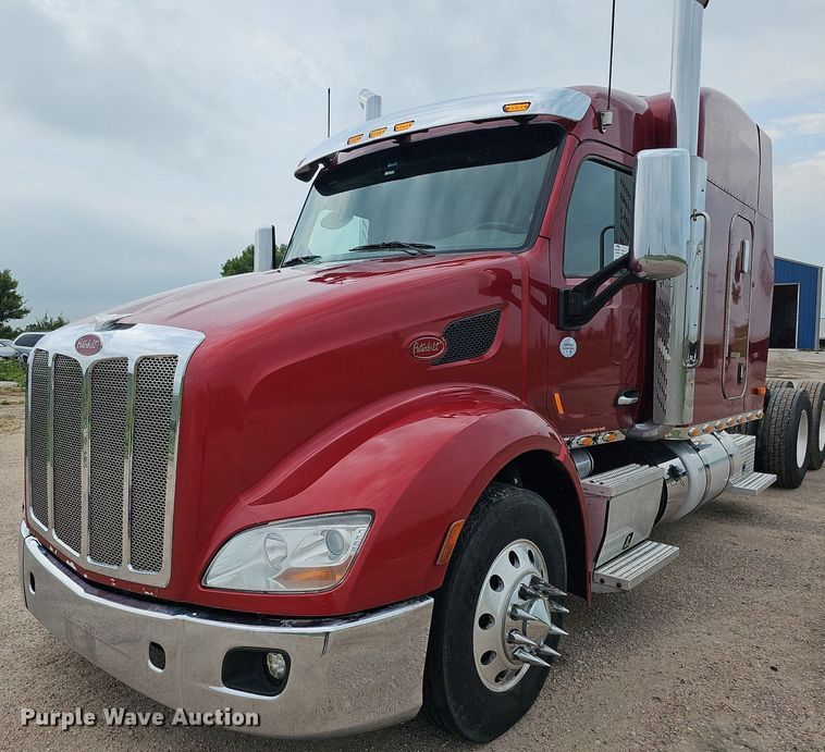 image for item DQ0094 2015 Peterbilt 579  semi truck