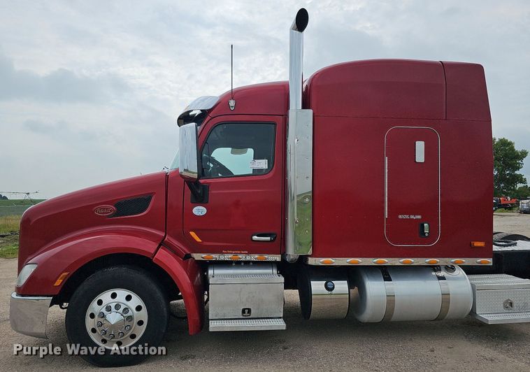image for item DQ0094 2015 Peterbilt 579  semi truck