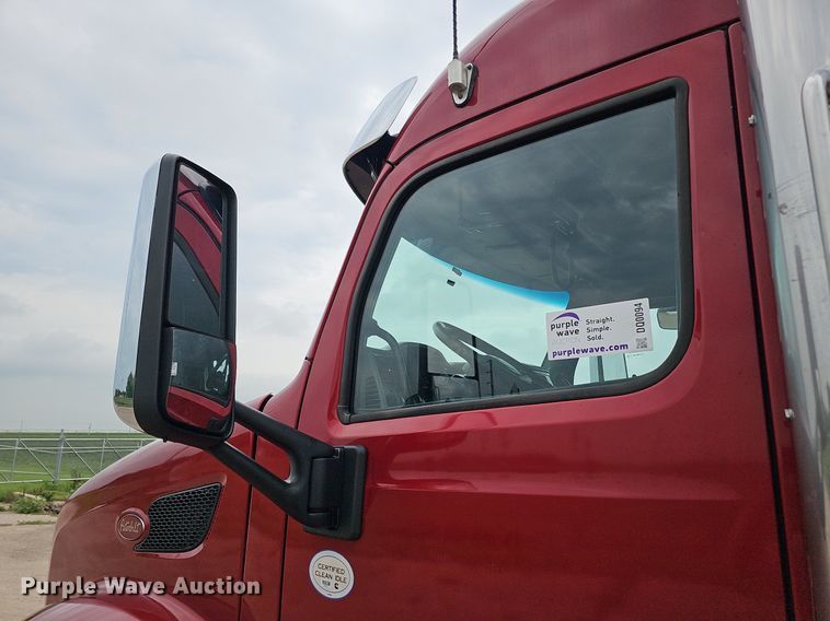 image for item DQ0094 2015 Peterbilt 579  semi truck