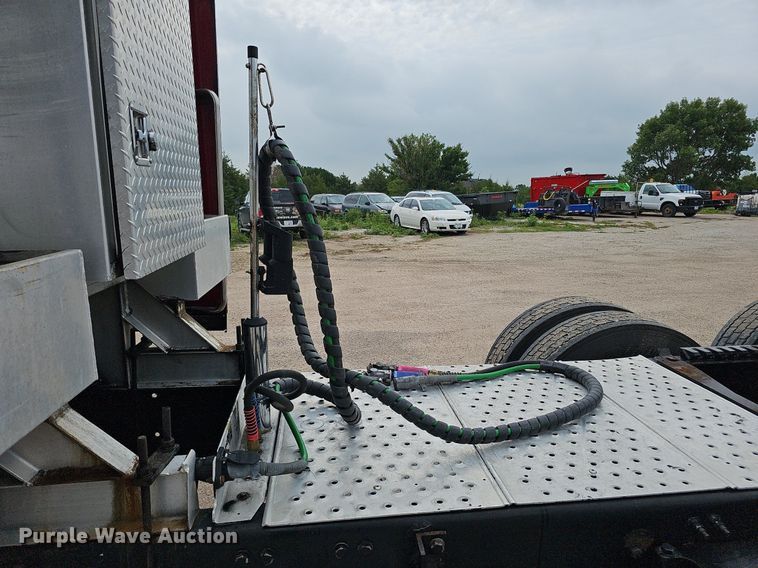 image for item DQ0094 2015 Peterbilt 579  semi truck