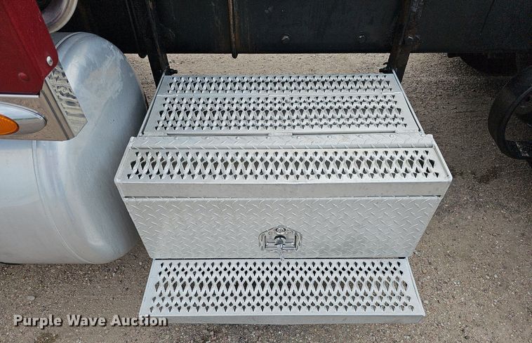 image for item DQ0094 2015 Peterbilt 579  semi truck