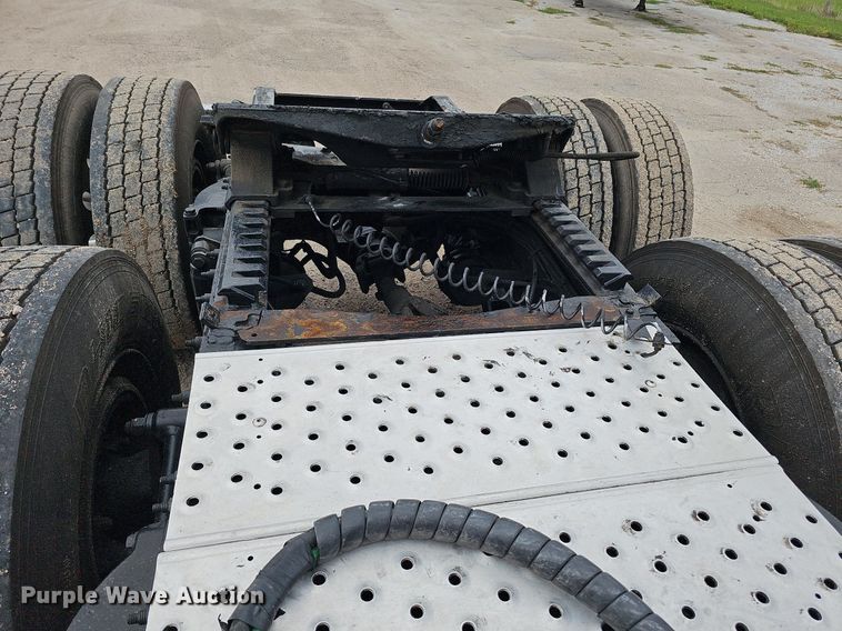 image for item DQ0094 2015 Peterbilt 579  semi truck