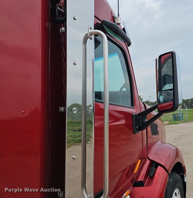 image for item DQ0094 2015 Peterbilt 579  semi truck