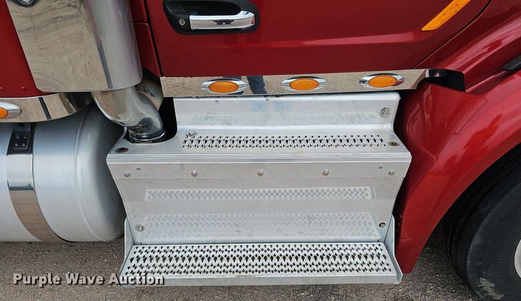 image for item DQ0094 2015 Peterbilt 579  semi truck