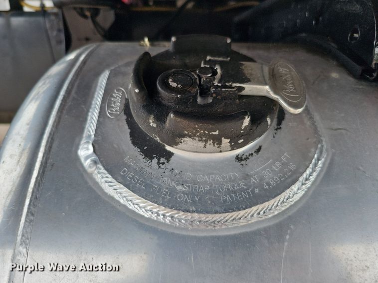 image for item DQ0094 2015 Peterbilt 579  semi truck