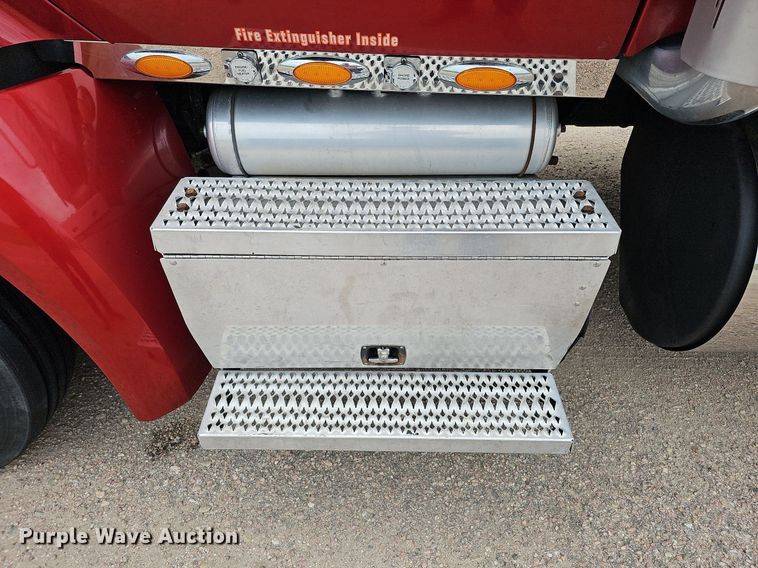 image for item DQ0094 2015 Peterbilt 579  semi truck