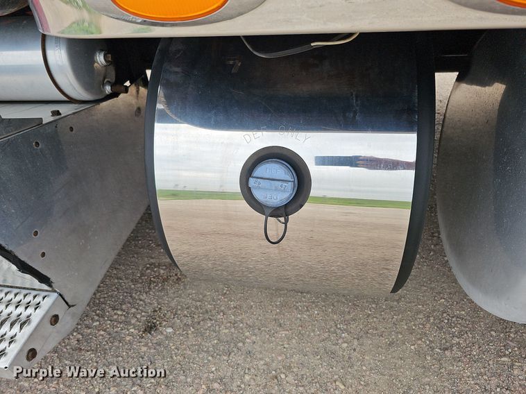 image for item DQ0094 2015 Peterbilt 579  semi truck