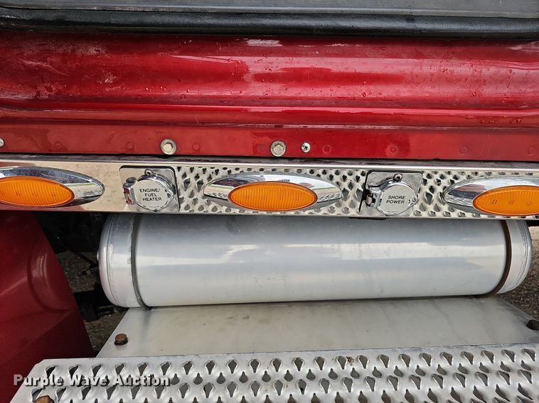 image for item DQ0094 2015 Peterbilt 579  semi truck