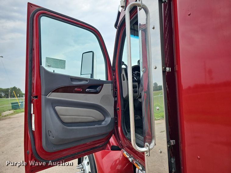 image for item DQ0094 2015 Peterbilt 579  semi truck