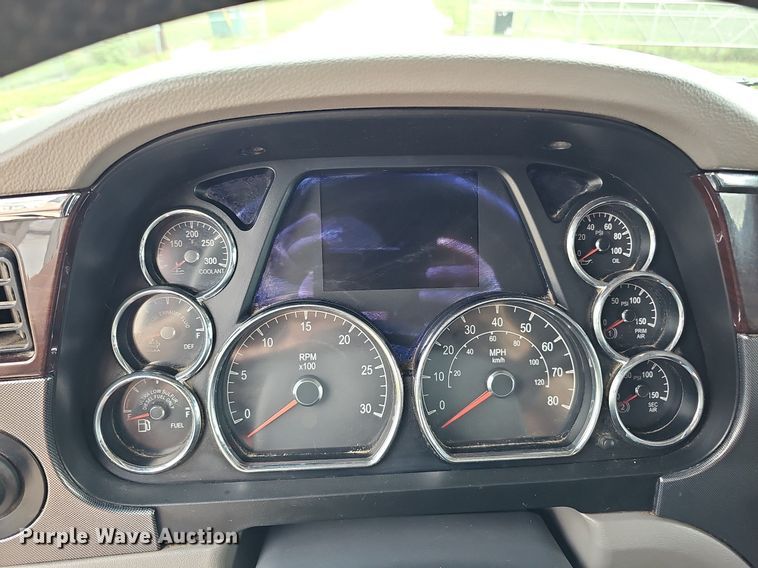 image for item DQ0094 2015 Peterbilt 579  semi truck