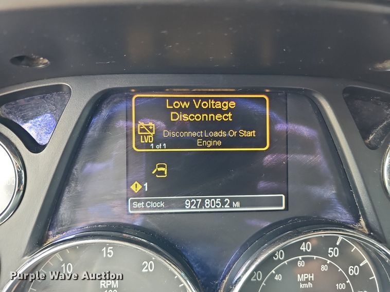 image for item DQ0094 2015 Peterbilt 579  semi truck