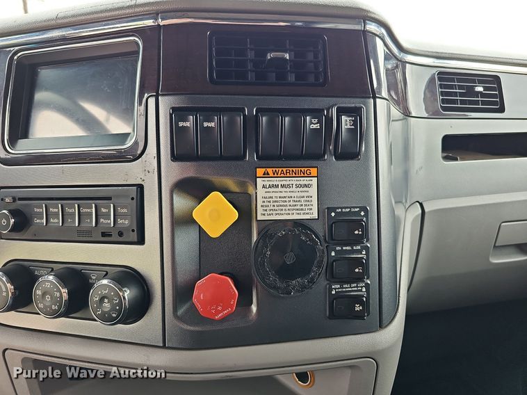 image for item DQ0094 2015 Peterbilt 579  semi truck