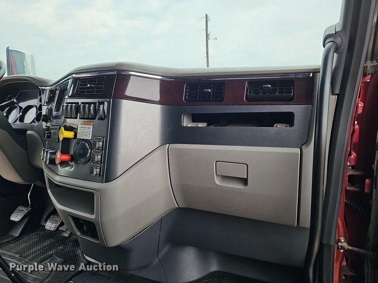 image for item DQ0094 2015 Peterbilt 579  semi truck