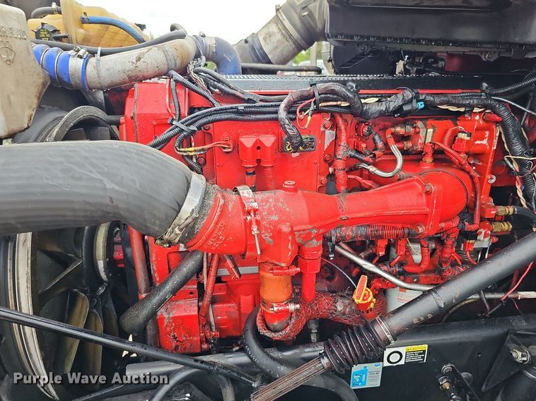 image for item DQ0094 2015 Peterbilt 579  semi truck