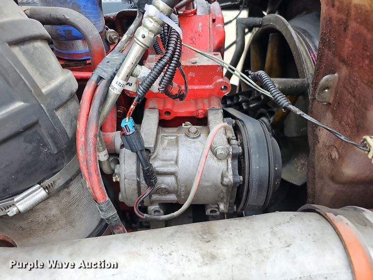 image for item DQ0094 2015 Peterbilt 579  semi truck