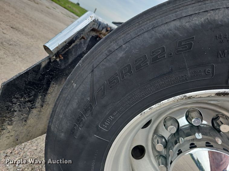 image for item DQ0094 2015 Peterbilt 579  semi truck