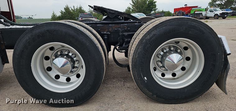 image for item DQ0094 2015 Peterbilt 579  semi truck