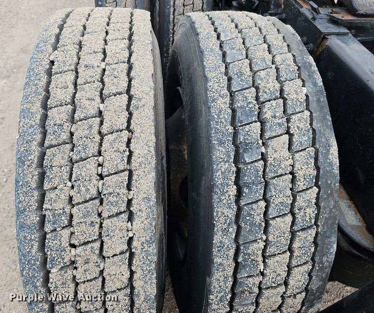 image for item DQ0094 2015 Peterbilt 579  semi truck