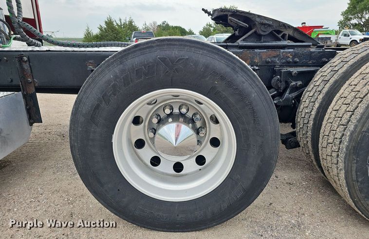 image for item DQ0094 2015 Peterbilt 579  semi truck