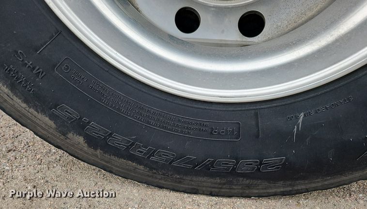 image for item DQ0094 2015 Peterbilt 579  semi truck