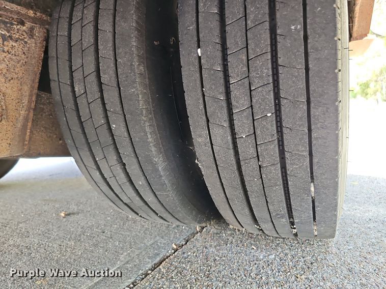 image for item DQ1186 2000 Dakota Manufacturing DHT9048  drop deck equipment trailer