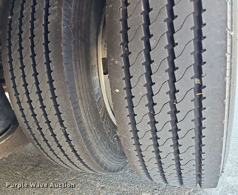 image for item DQ1186 2000 Dakota Manufacturing DHT9048  drop deck equipment trailer