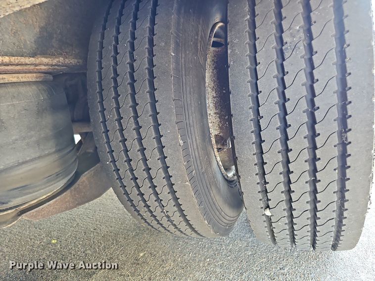 image for item DQ1186 2000 Dakota Manufacturing DHT9048  drop deck equipment trailer